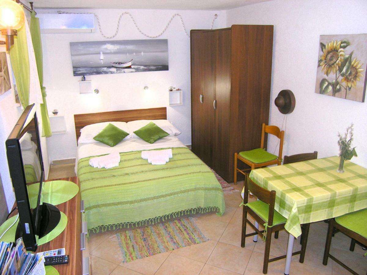 Studio Apartment Tamara Krk Town Esterno foto