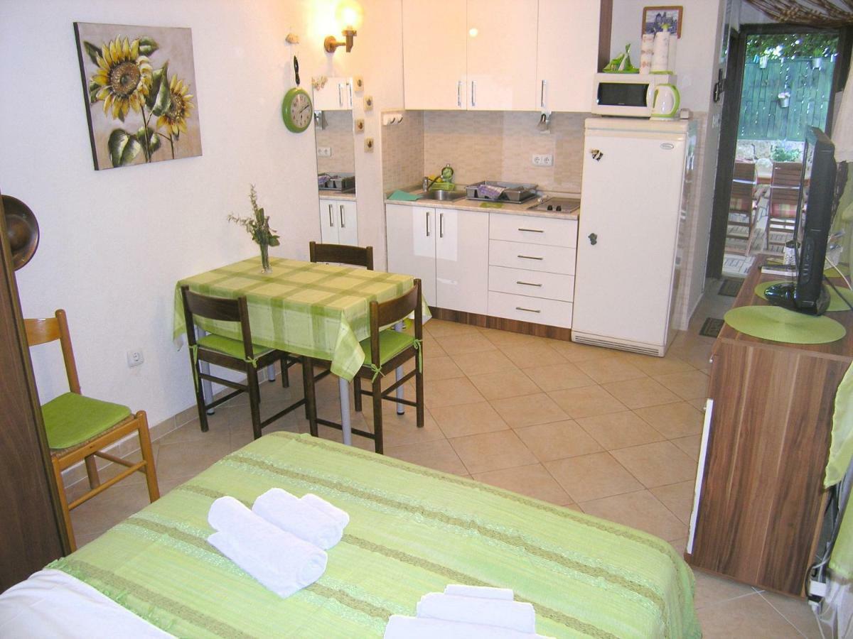 Studio Apartment Tamara Krk Town Esterno foto